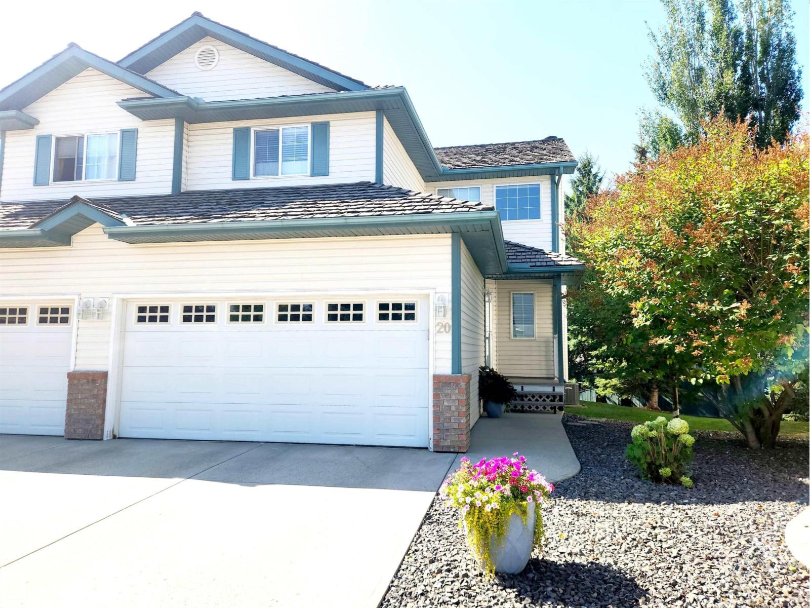Photo 1 of 20 211 Blackburn E Sw, Edmonton AB