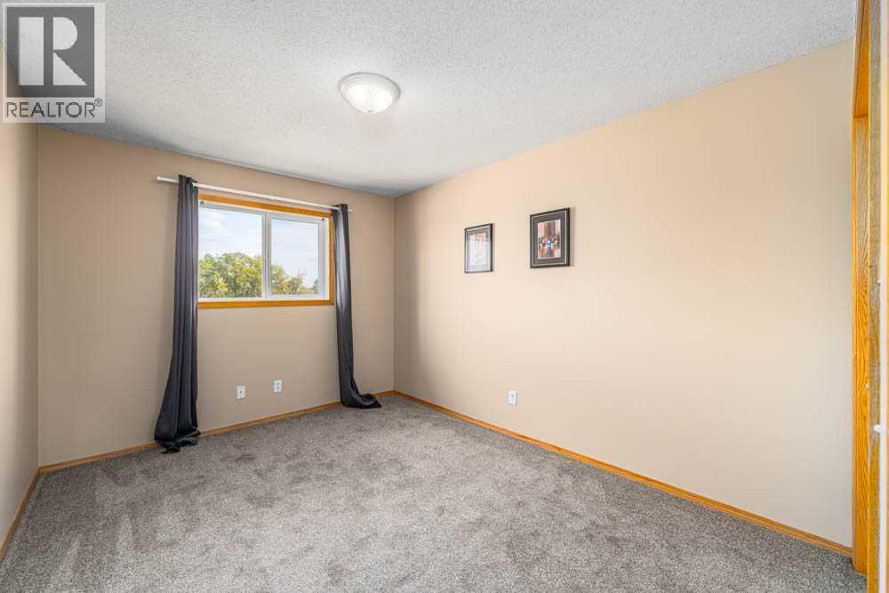 Photo 11 of 1008 Eagleview Place Nw, High River AB