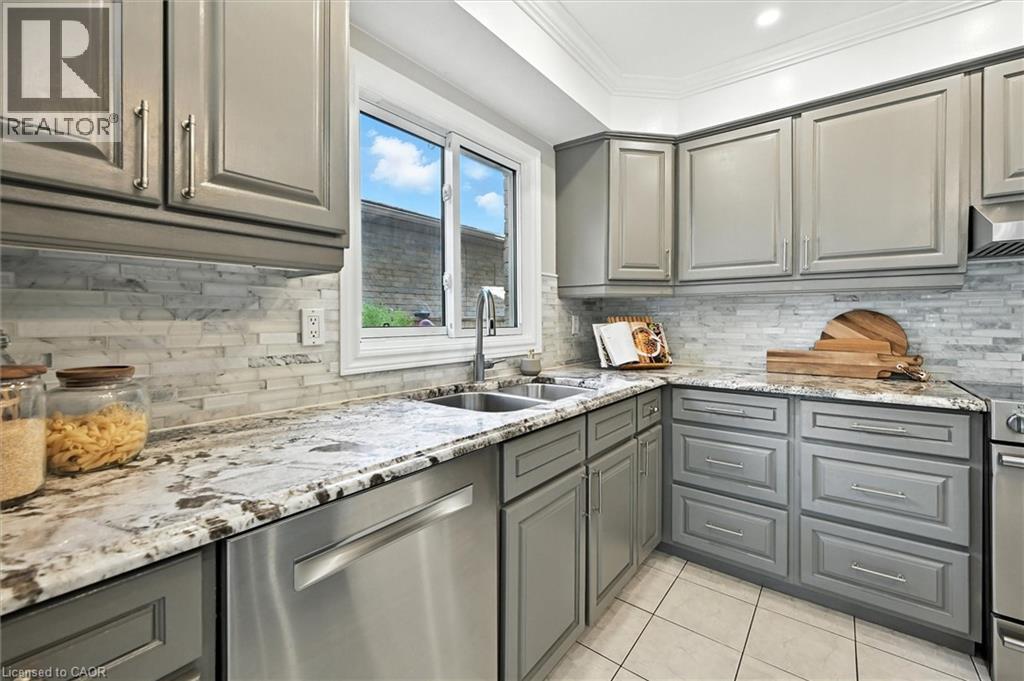 Photo 16 of 10 Yorkview Place, Dundas ON