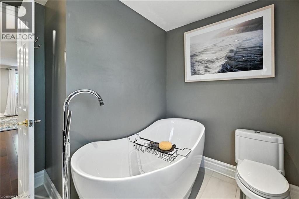 Photo 24 of 10 Yorkview Place, Dundas ON