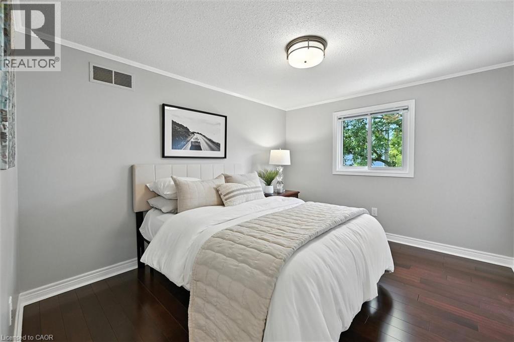 Photo 26 of 10 Yorkview Place, Dundas ON