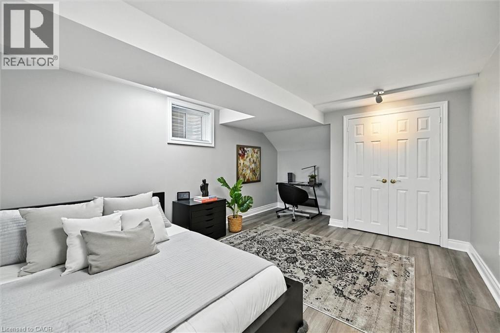 Photo 33 of 10 Yorkview Place, Dundas ON
