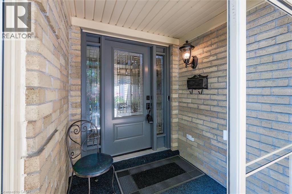 Photo 4 of 10 Yorkview Place, Dundas ON
