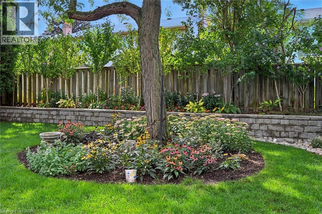 Photo 43 of 10 Yorkview Place, Dundas ON