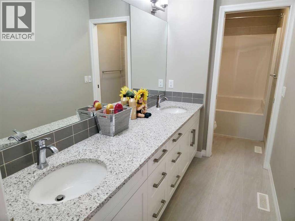 Photo 25 of 238 Kingfisher Crescent Se, Airdrie AB