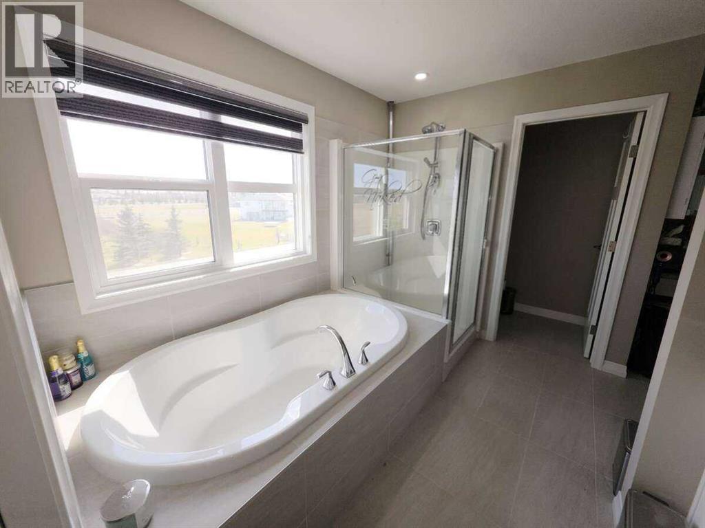 Photo 31 of 238 Kingfisher Crescent Se, Airdrie AB