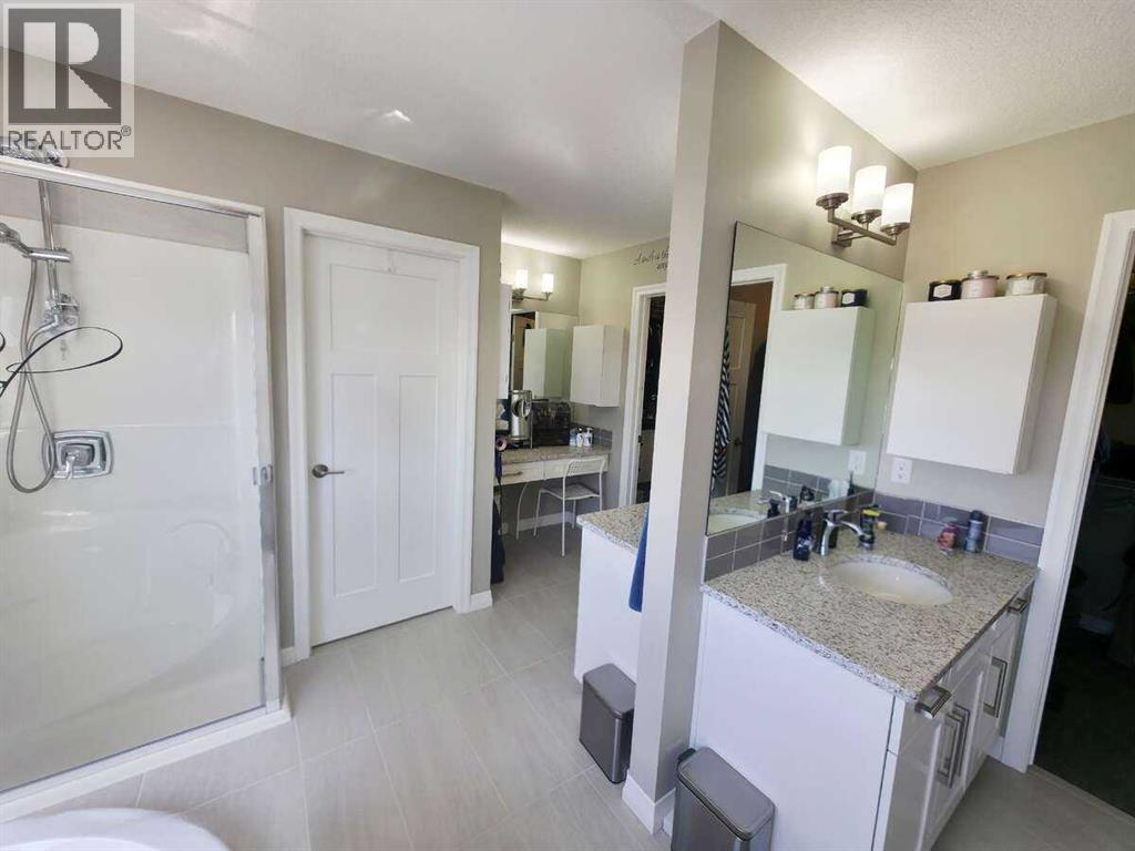 Photo 32 of 238 Kingfisher Crescent Se, Airdrie AB