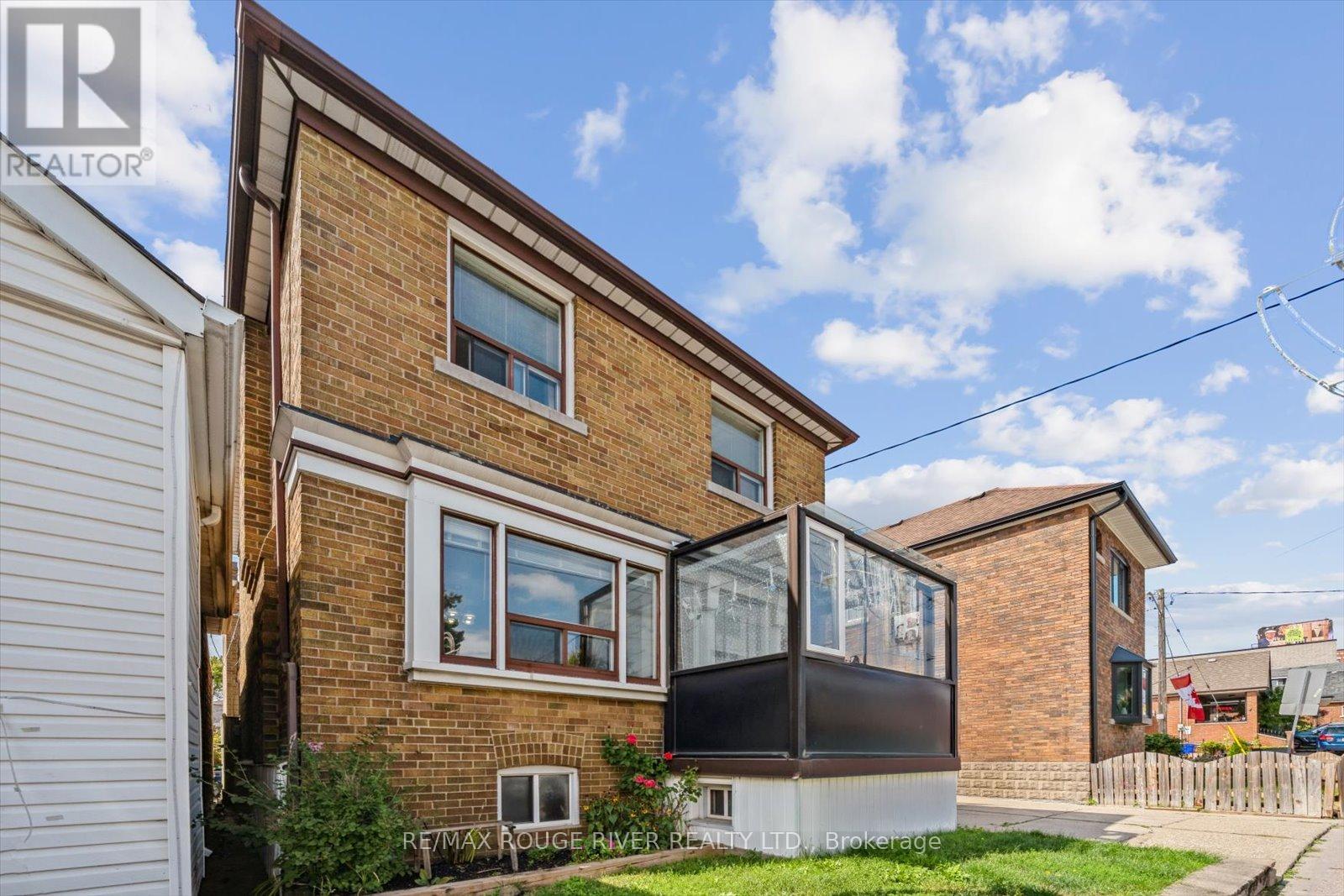 Photo 4 of 424 Oakwood Avenue, Toronto ON