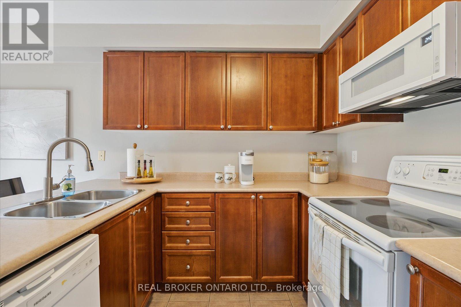 Photo 17 of 26 Crockett Place, Clarington ON