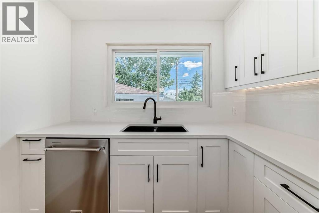 Photo 7 of 4020 Varsity Drive Nw, Calgary AB