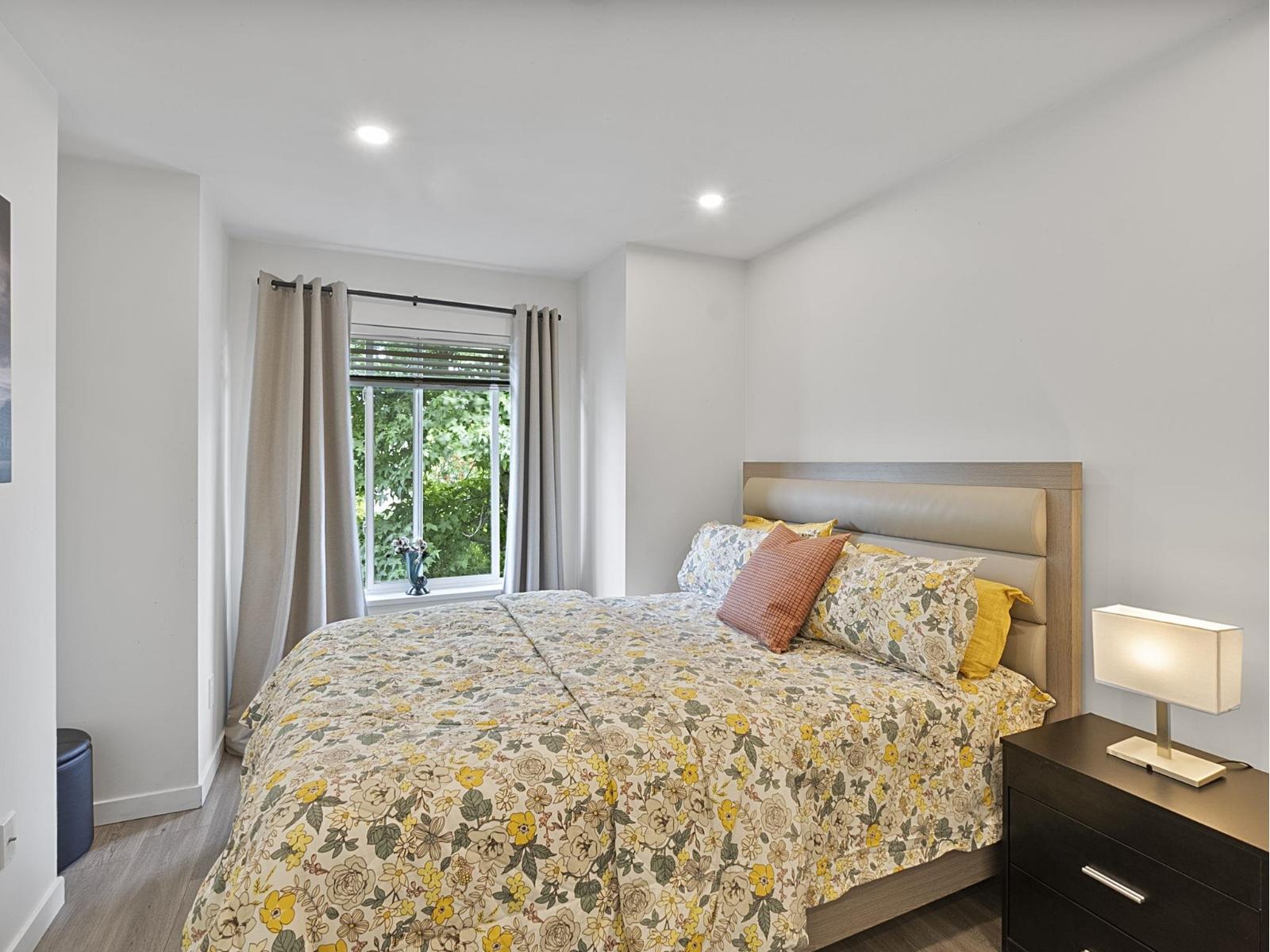 Photo 13 of 14 18701 66 Avenue, Surrey BC