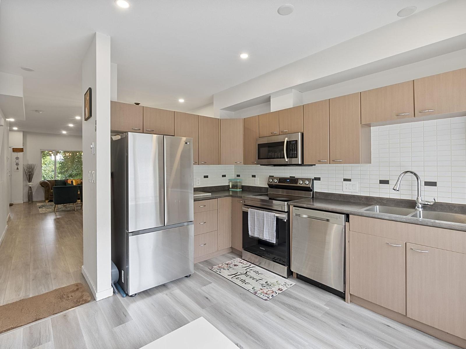 Photo 5 of 14 18701 66 Avenue, Surrey BC