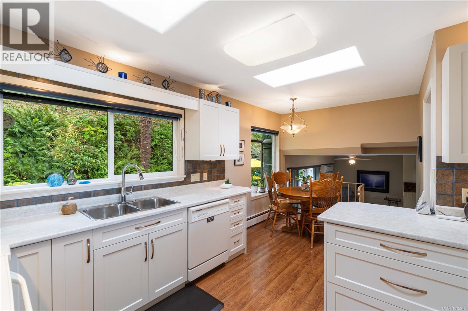 Photo 10 of 3817 Hammond Bay Rd, Nanaimo BC