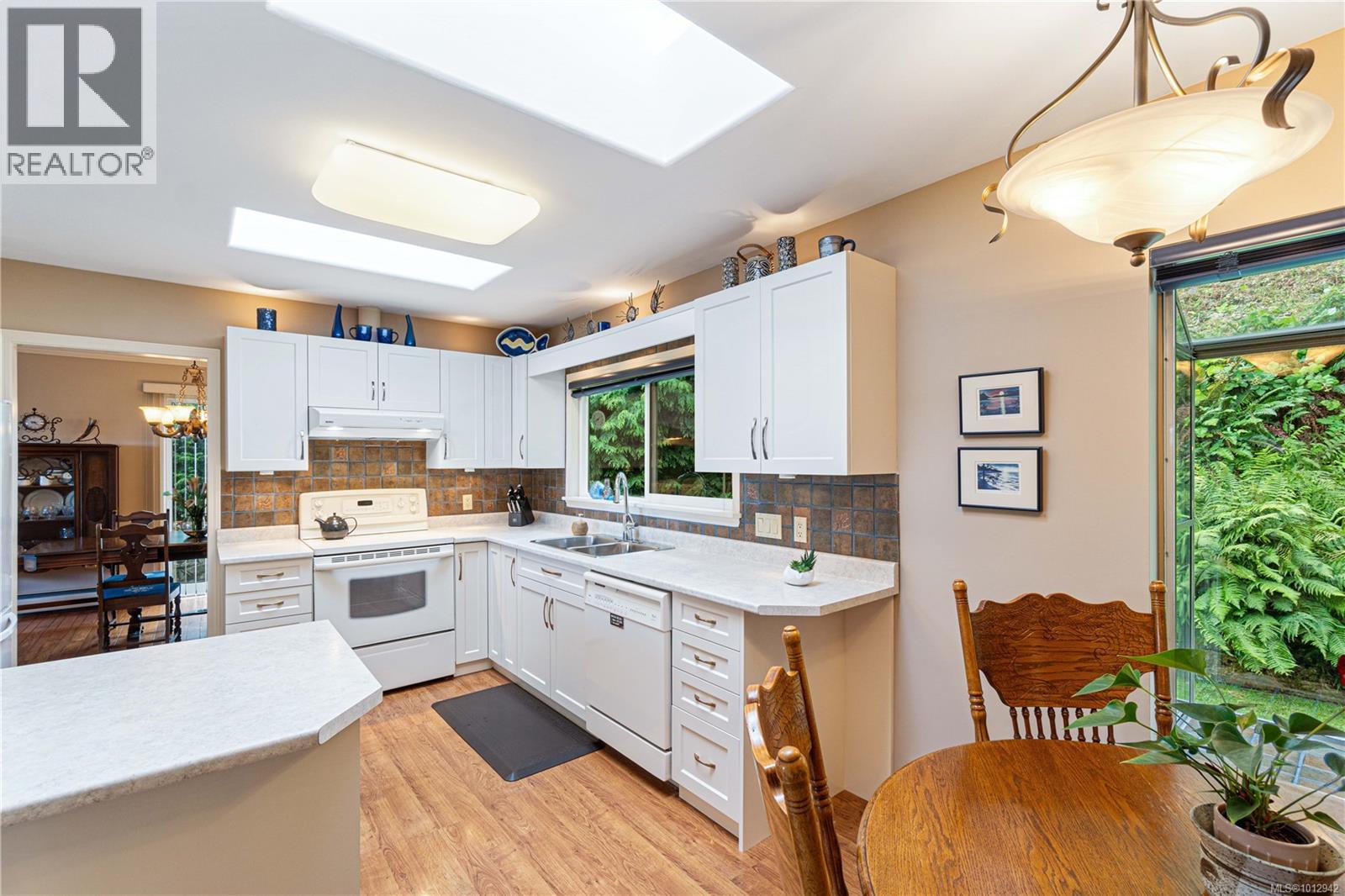 Photo 11 of 3817 Hammond Bay Rd, Nanaimo BC