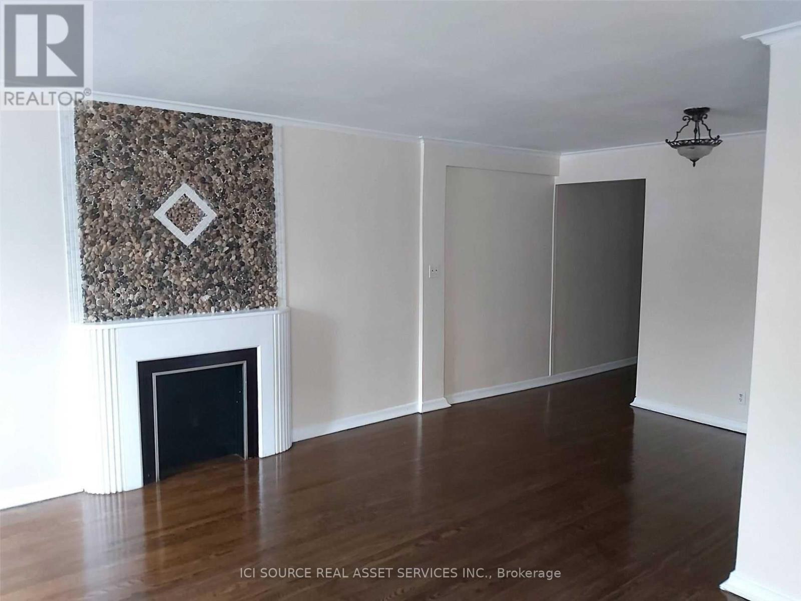 Photo 4 of 104 707 Eglinton Avenue W, Toronto ON