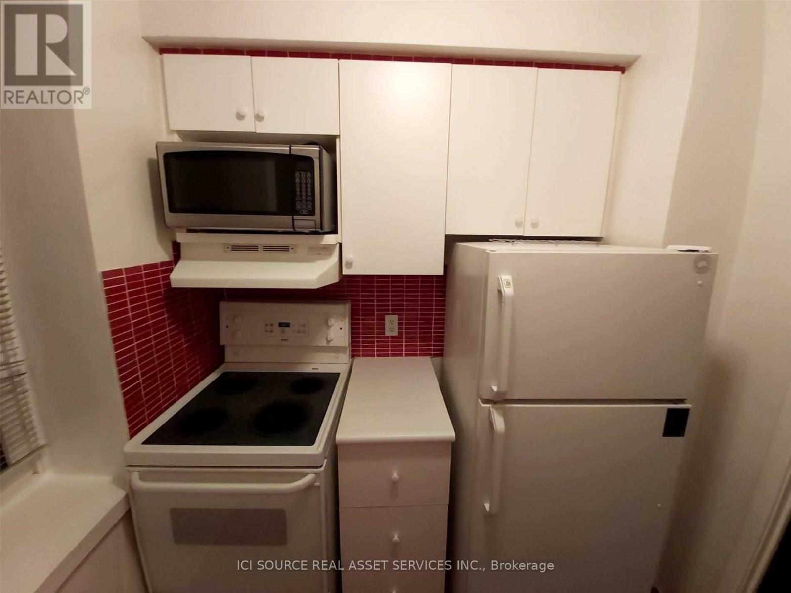 Photo 8 of 104 707 Eglinton Avenue W, Toronto ON
