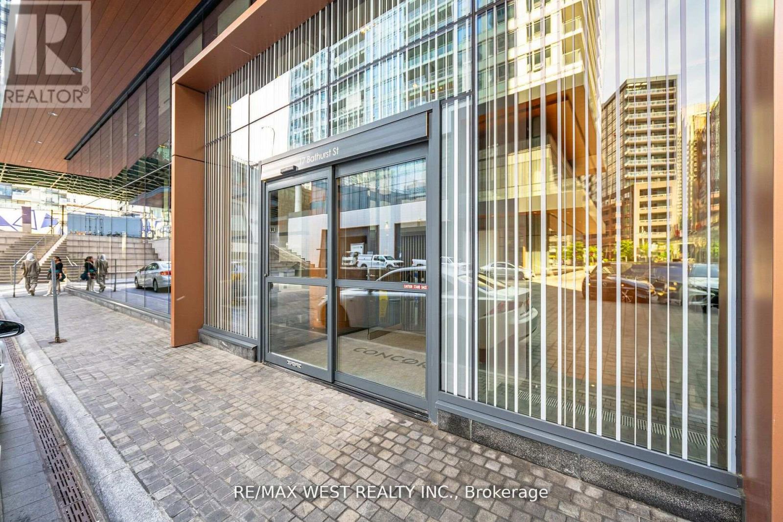 Photo 2 of 3912 17 Bathurst Street, Toronto ON