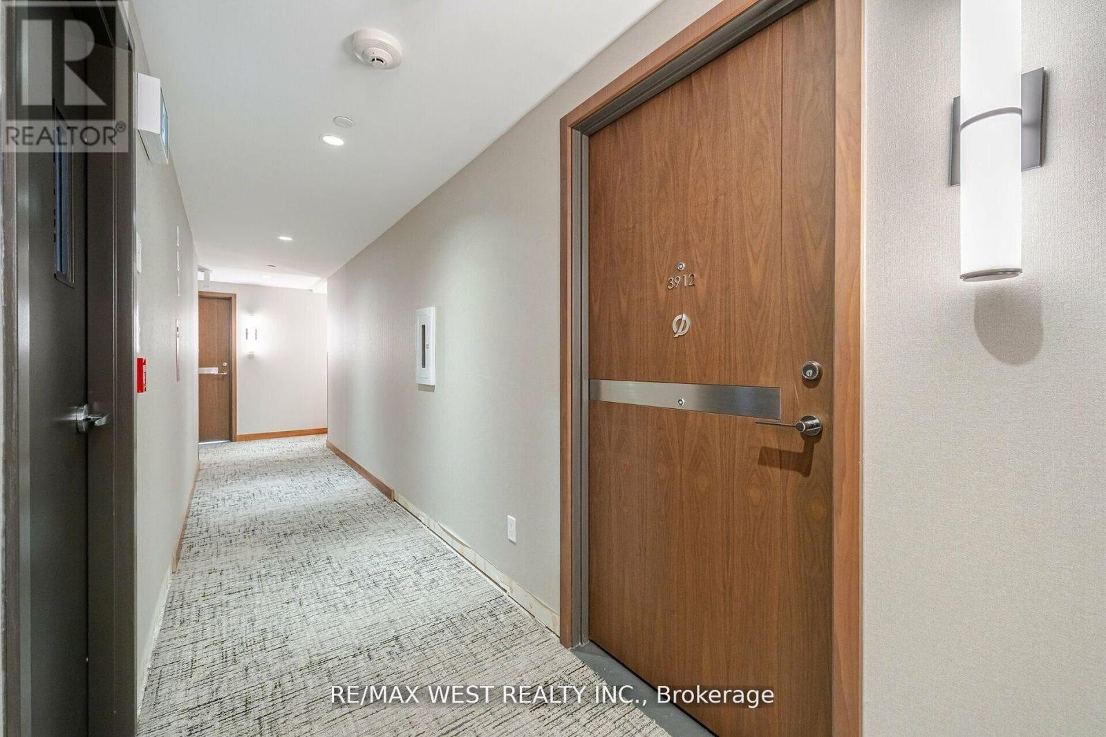 Photo 3 of 3912 17 Bathurst Street, Toronto ON