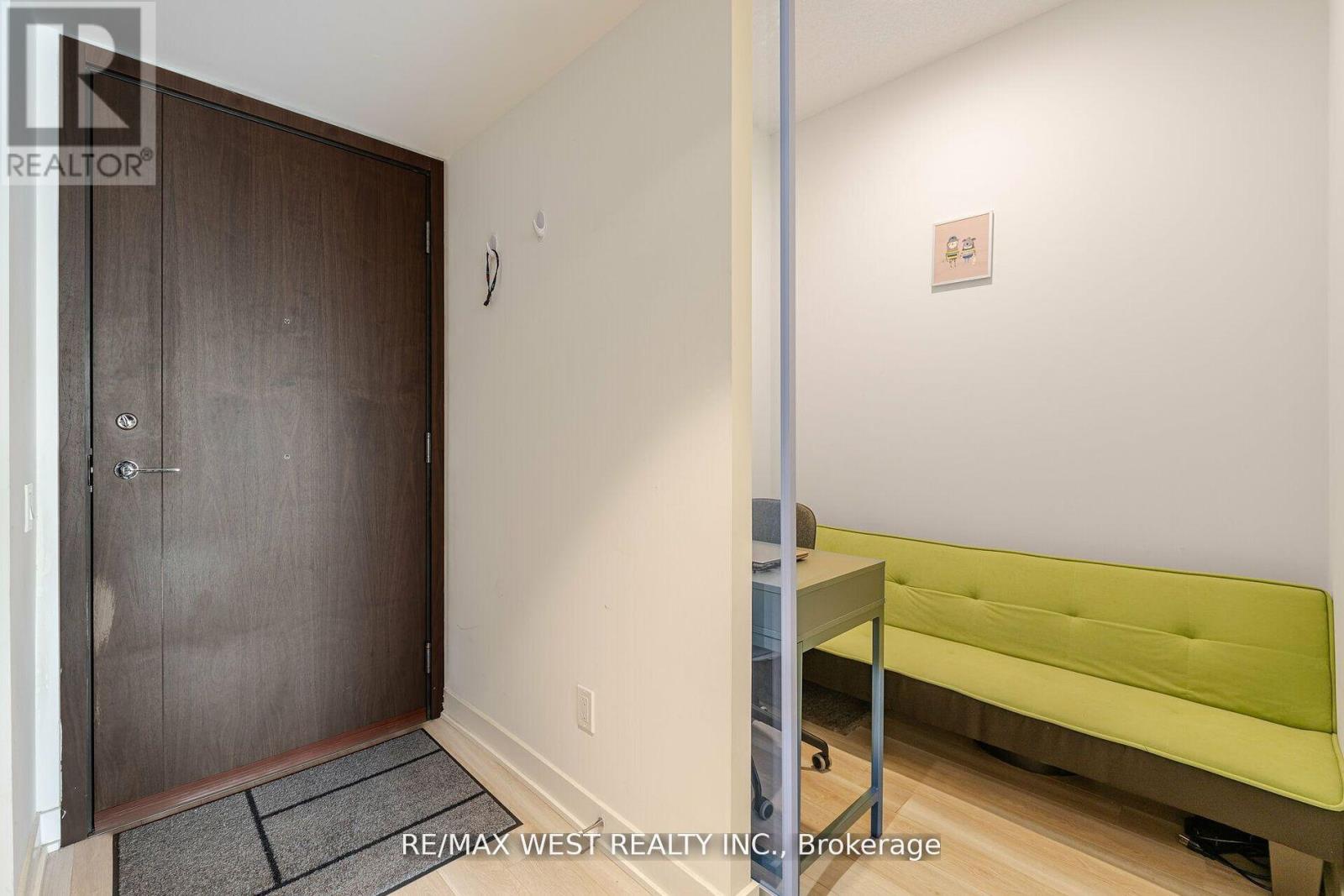 Photo 4 of 3912 17 Bathurst Street, Toronto ON