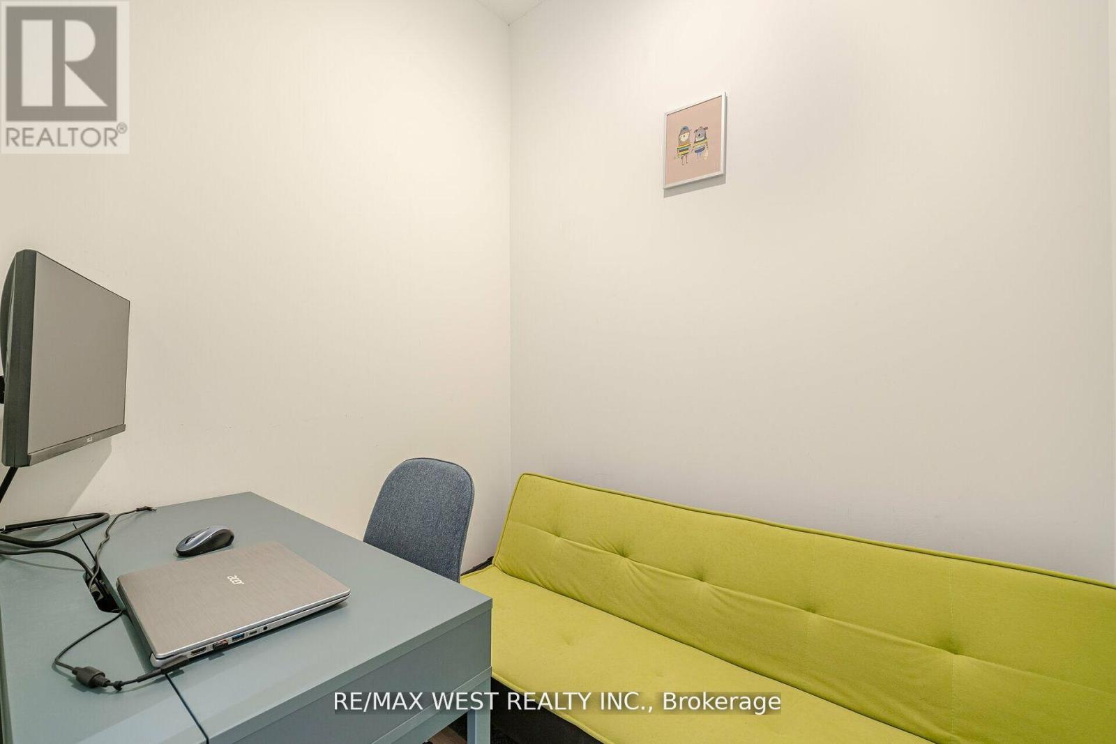 Photo 5 of 3912 17 Bathurst Street, Toronto ON