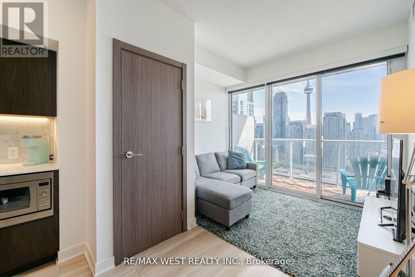 Photo 9 of 3912 17 Bathurst Street, Toronto ON