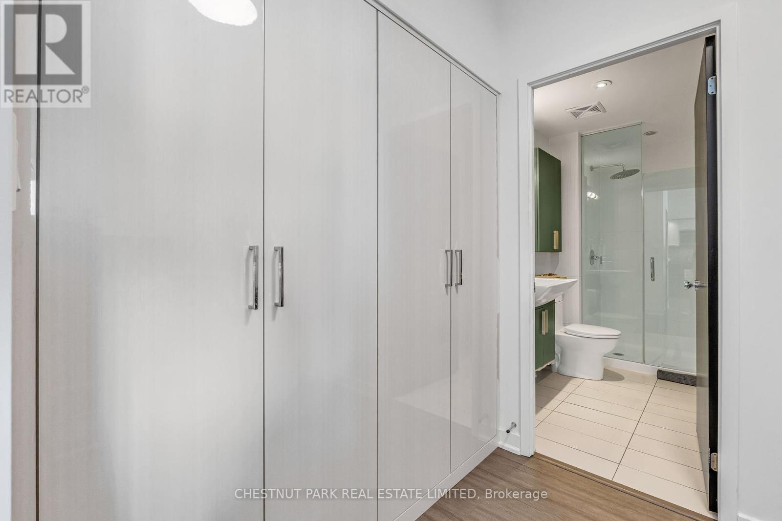 Photo 14 of 3010 25 Capreol Court, Toronto ON