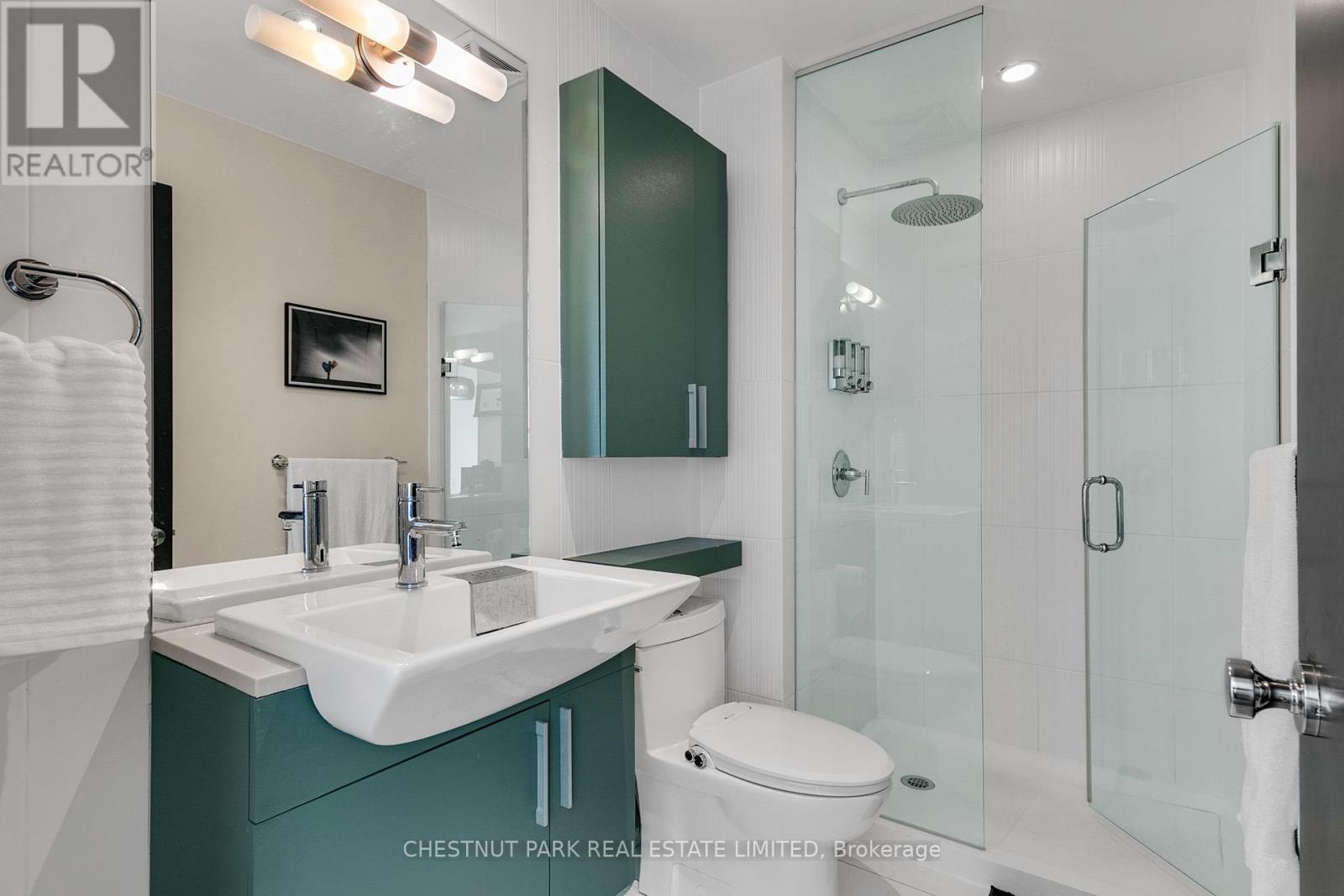 Photo 16 of 3010 25 Capreol Court, Toronto ON