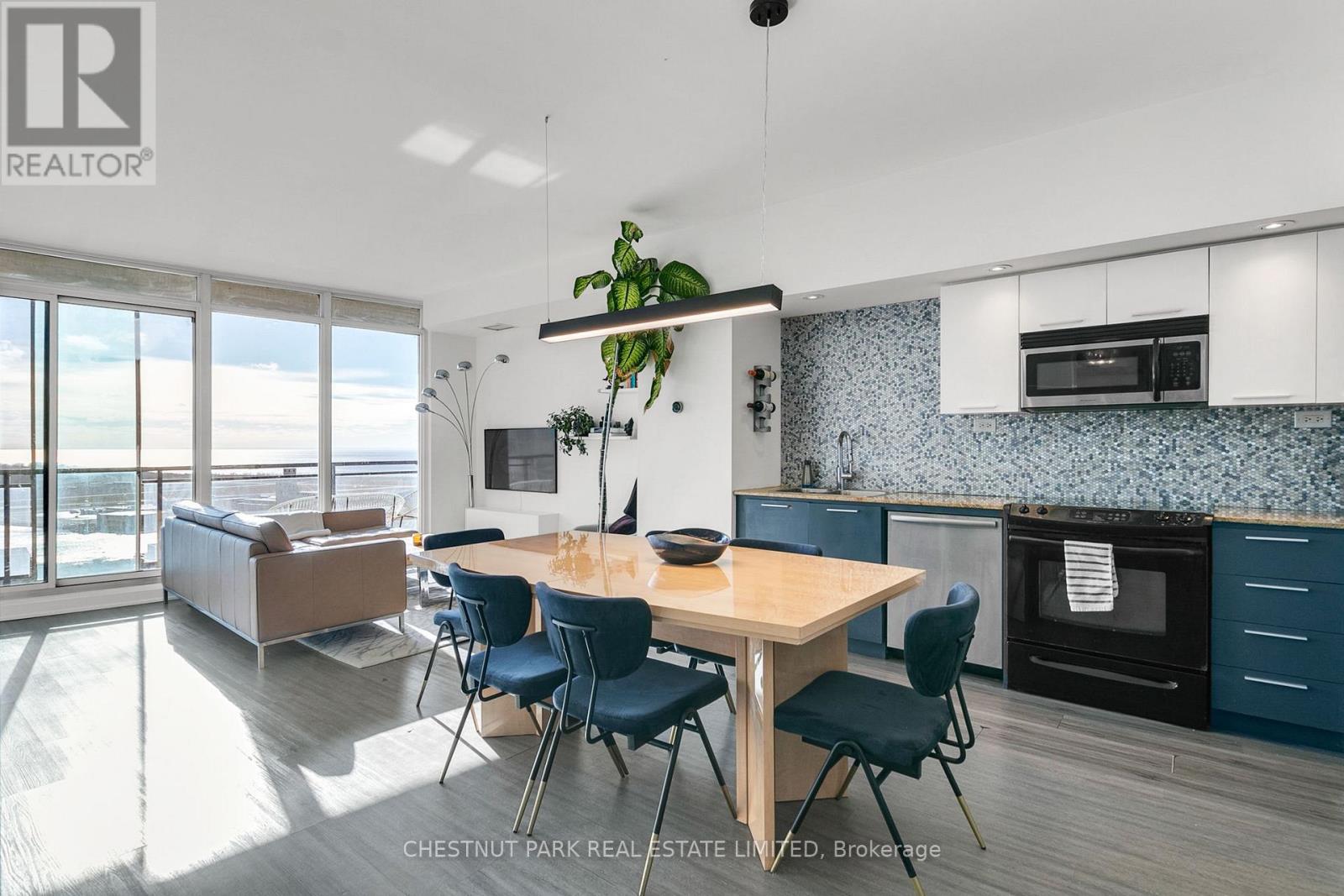 Photo 5 of 3010 25 Capreol Court, Toronto ON