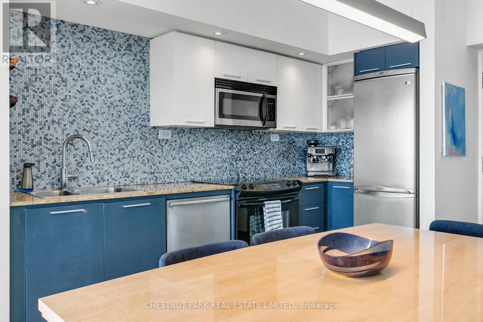 Photo 6 of 3010 25 Capreol Court, Toronto ON