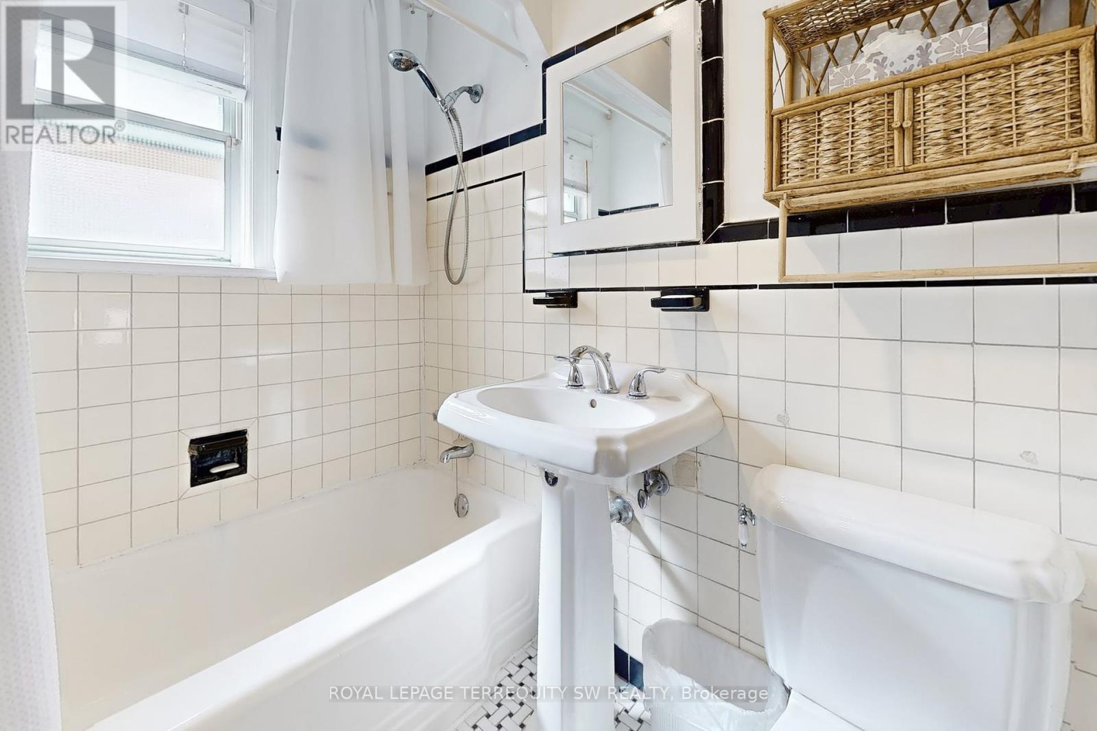 Photo 16 of 242 Joicey Boulevard, Toronto ON