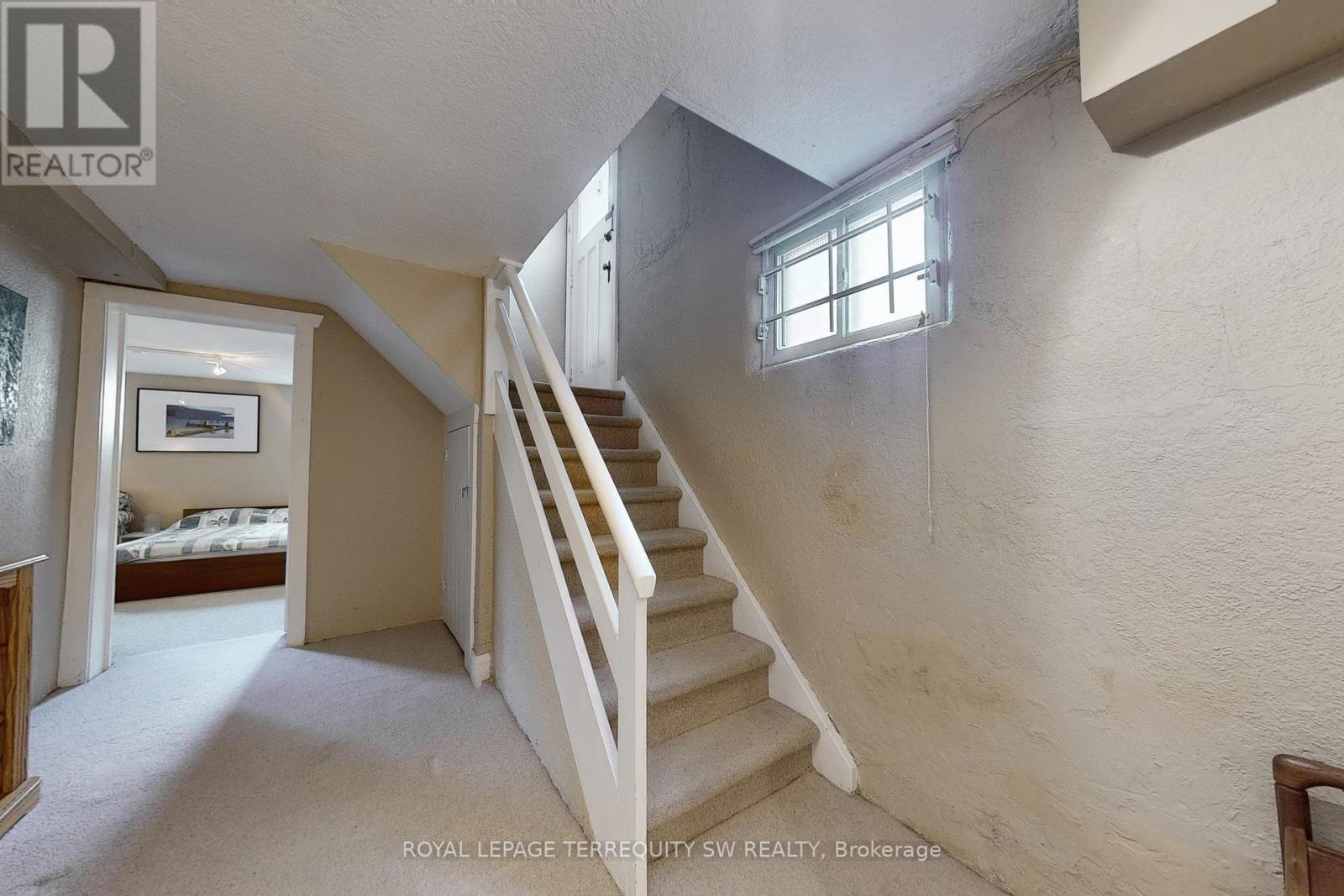 Photo 18 of 242 Joicey Boulevard, Toronto ON