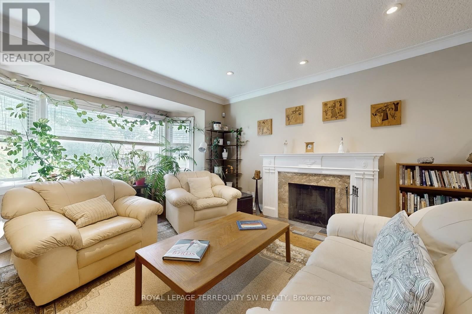 Photo 2 of 242 Joicey Boulevard, Toronto ON