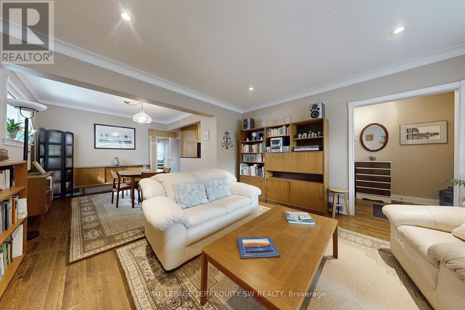 Photo 3 of 242 Joicey Boulevard, Toronto ON