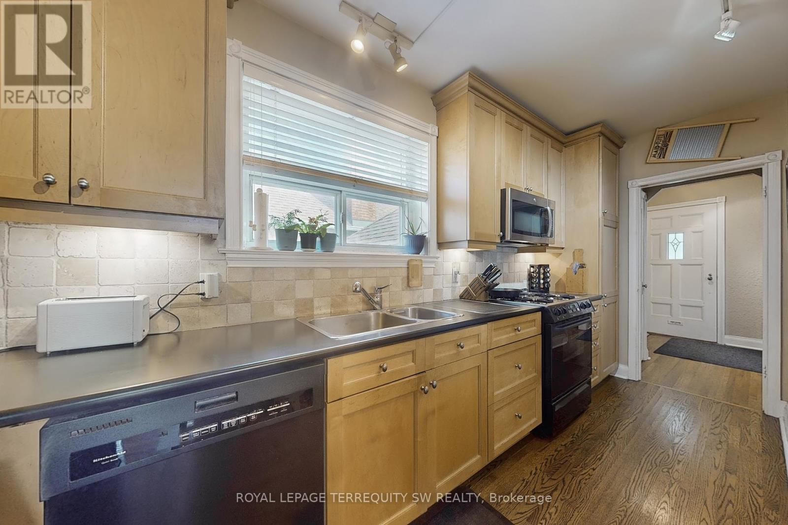 Photo 8 of 242 Joicey Boulevard, Toronto ON