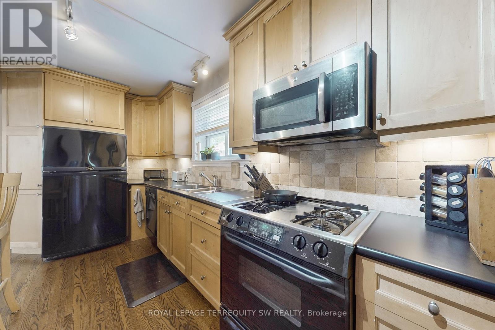Photo 9 of 242 Joicey Boulevard, Toronto ON