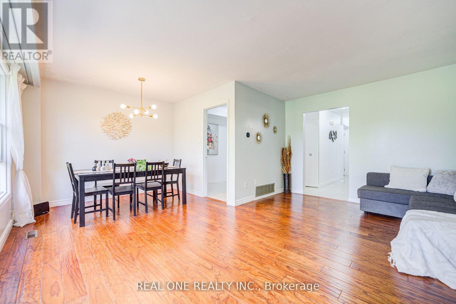 Photo 11 of 46 81 Brookmill Boulevard, Toronto ON