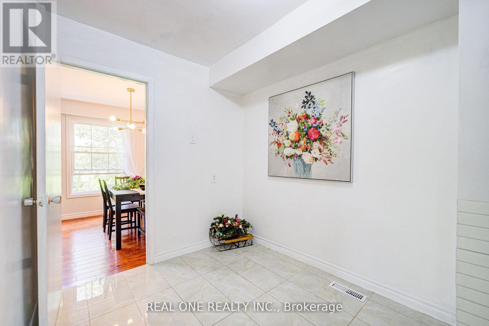 Photo 17 of 46 81 Brookmill Boulevard, Toronto ON