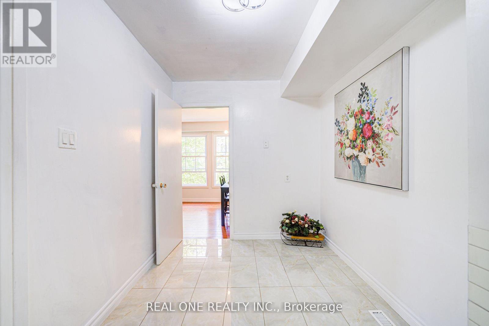 Photo 18 of 46 81 Brookmill Boulevard, Toronto ON