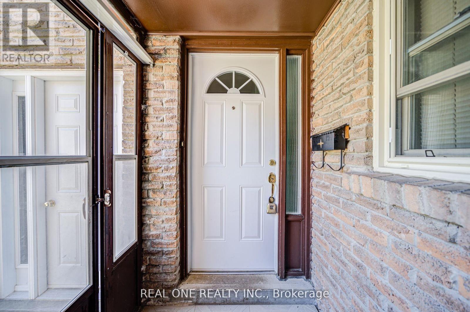Photo 4 of 46 81 Brookmill Boulevard, Toronto ON