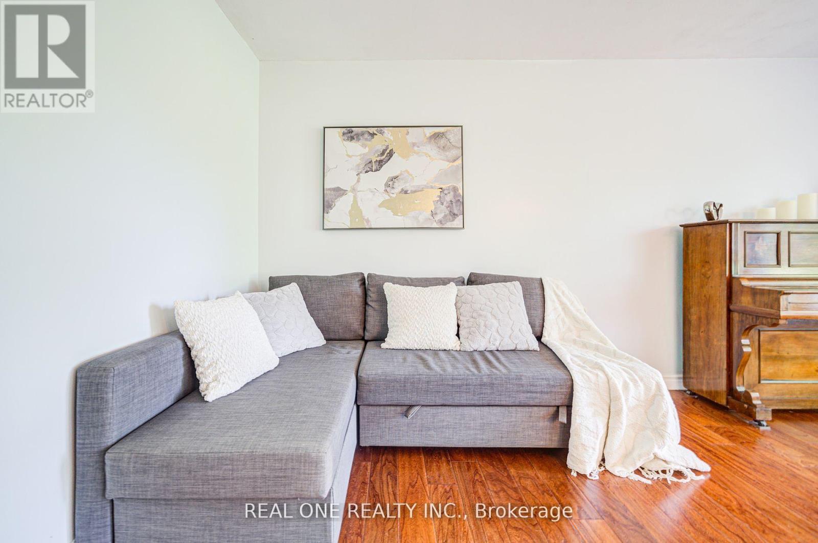 Photo 9 of 46 81 Brookmill Boulevard, Toronto ON