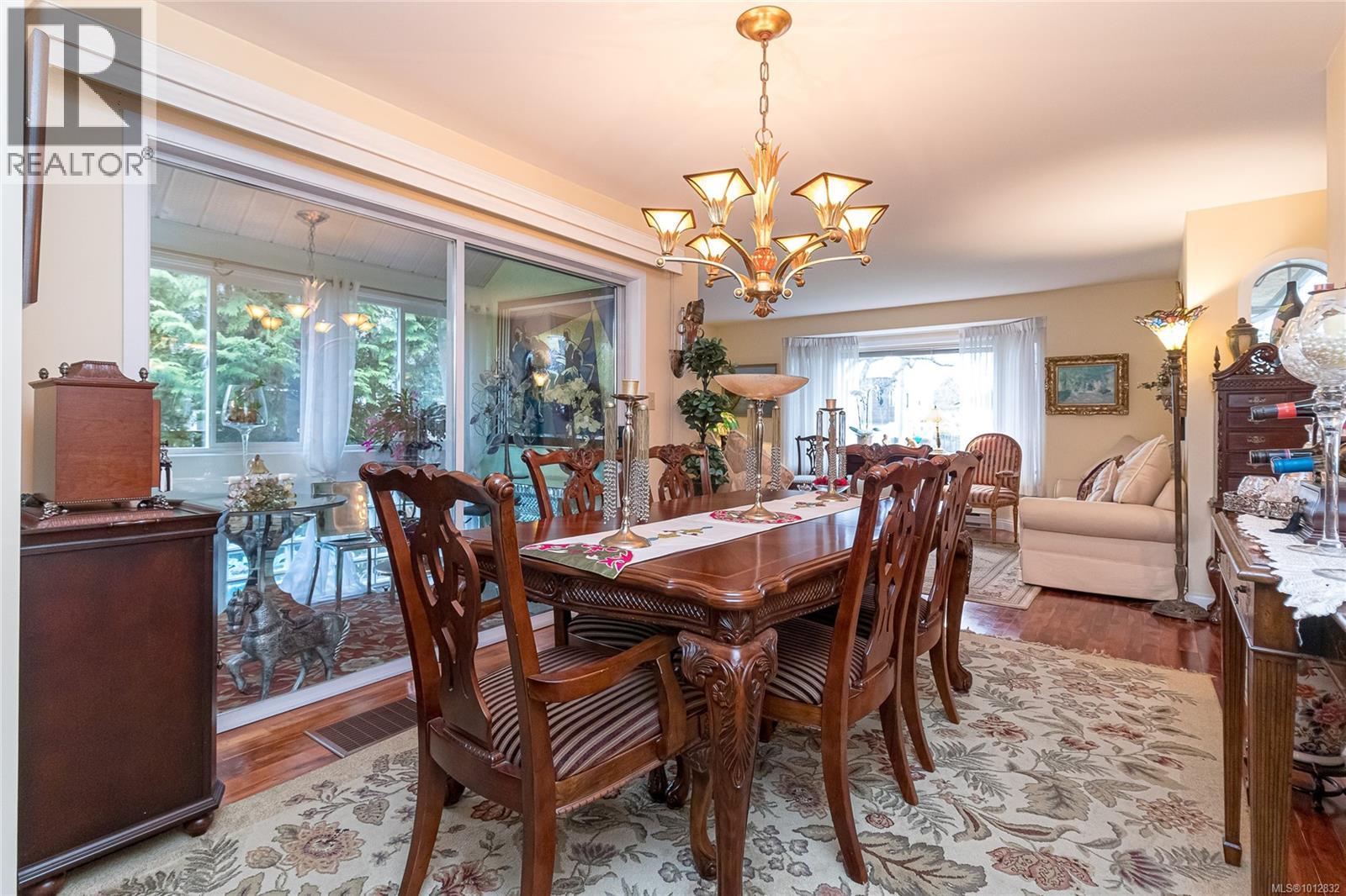  2735 Cadboro Bay Road, Oak Bay