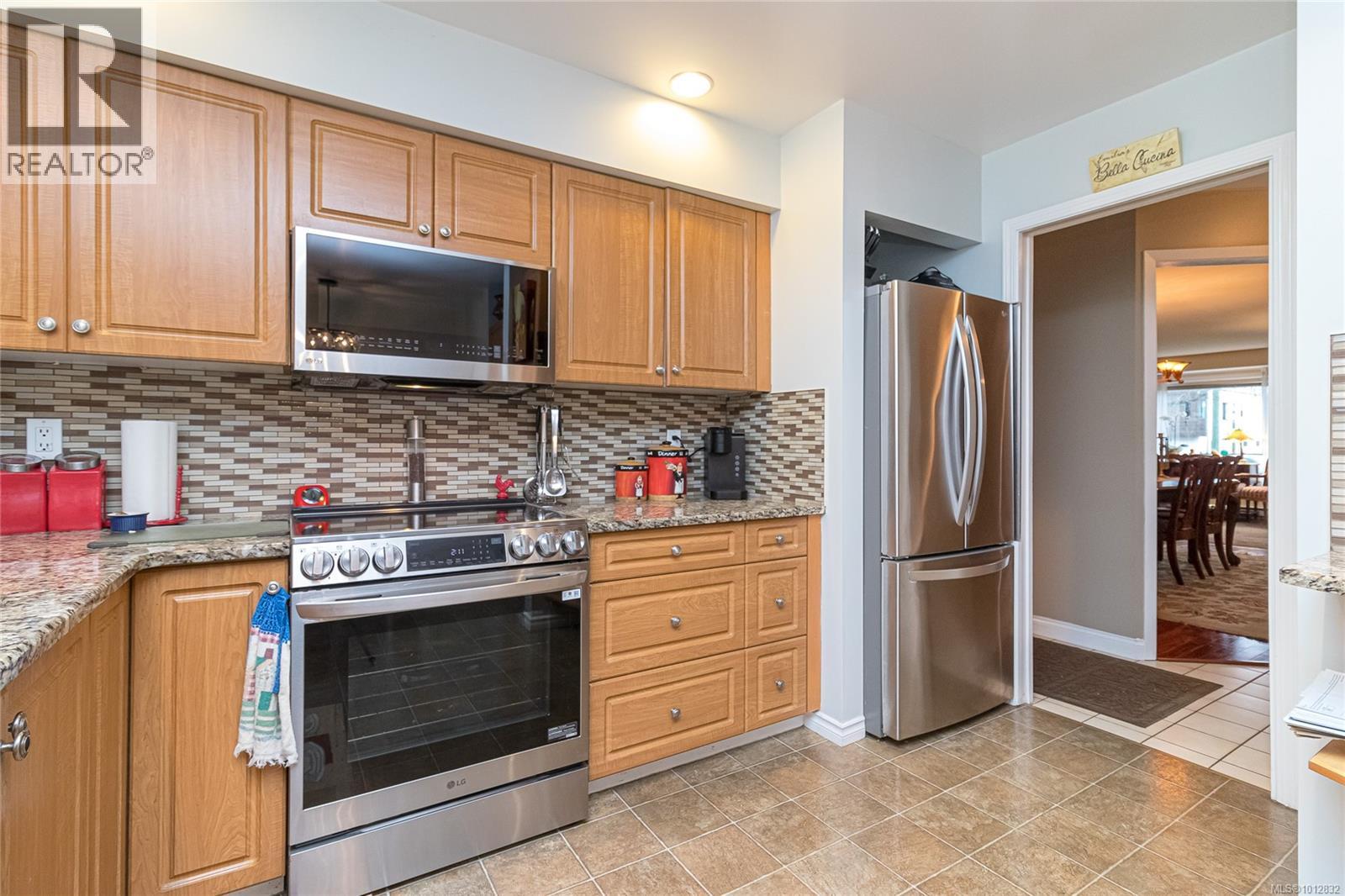  2735 Cadboro Bay Road, Oak Bay