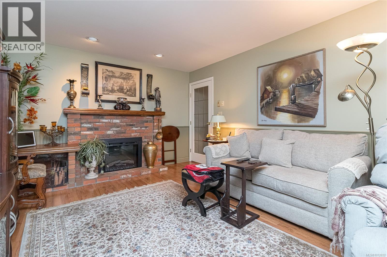  2735 Cadboro Bay Road, Oak Bay