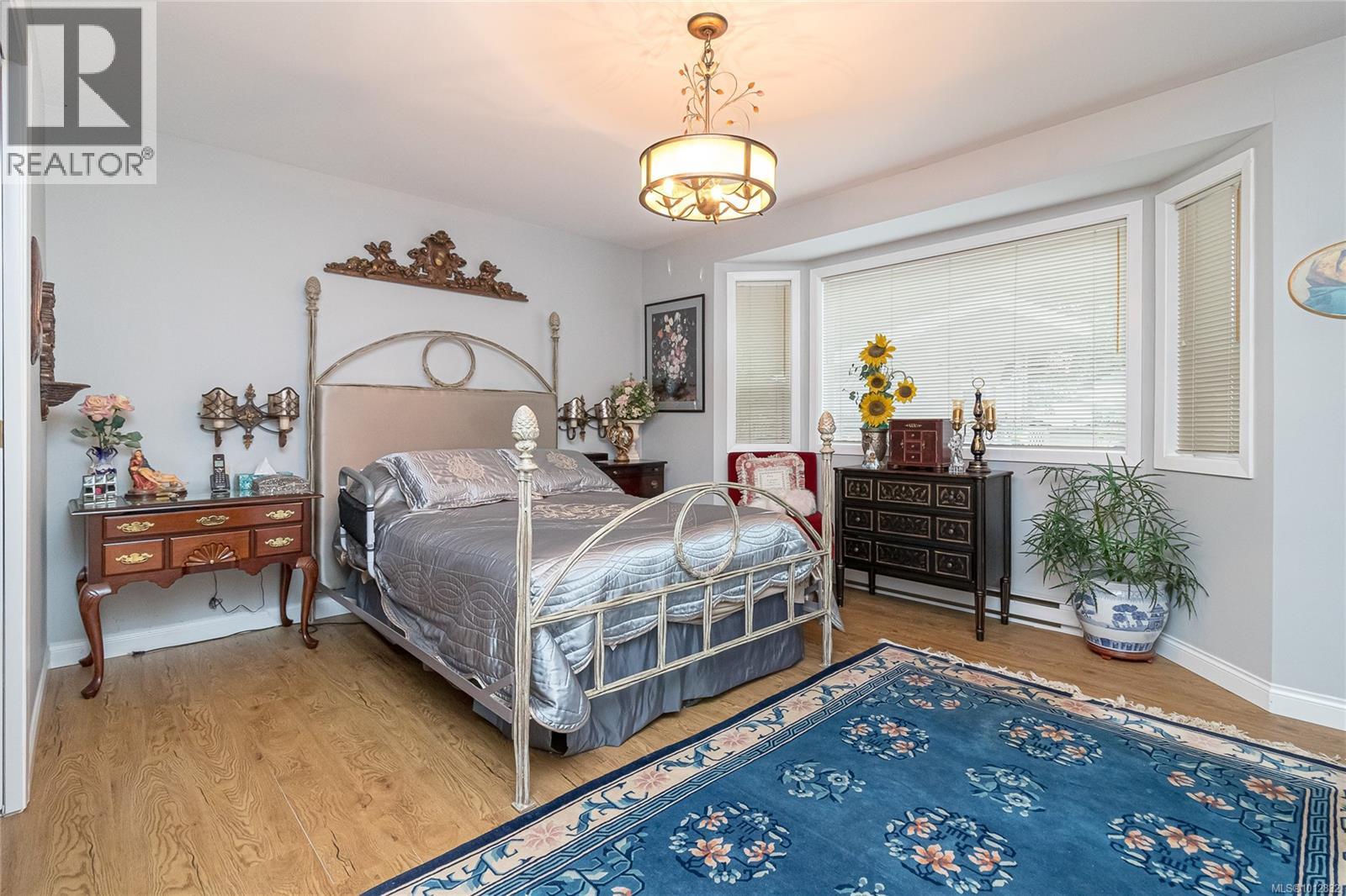  2735 Cadboro Bay Road, Oak Bay