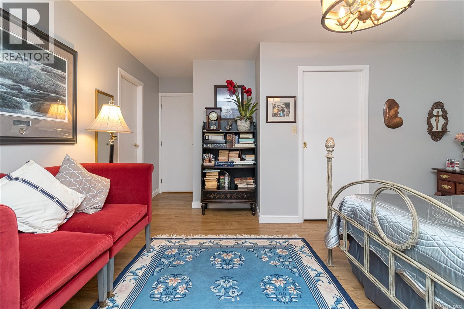  2735 Cadboro Bay Road, Oak Bay