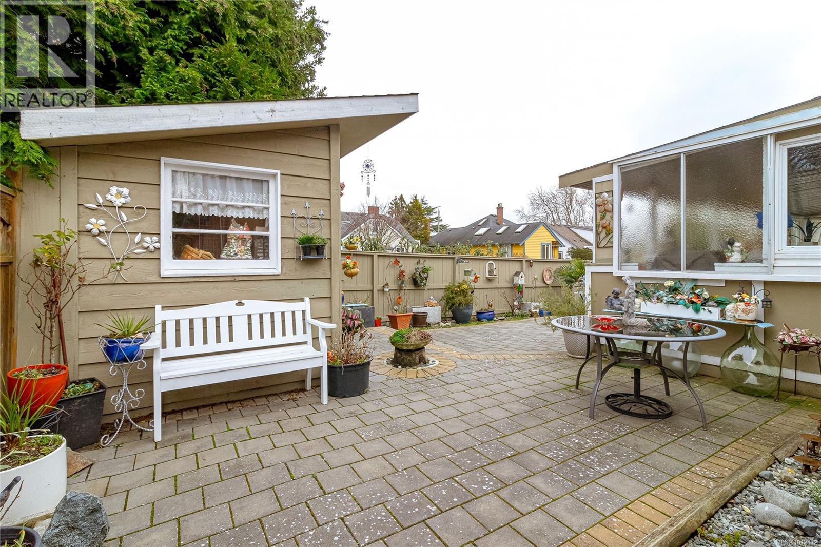  2735 Cadboro Bay Road, Oak Bay