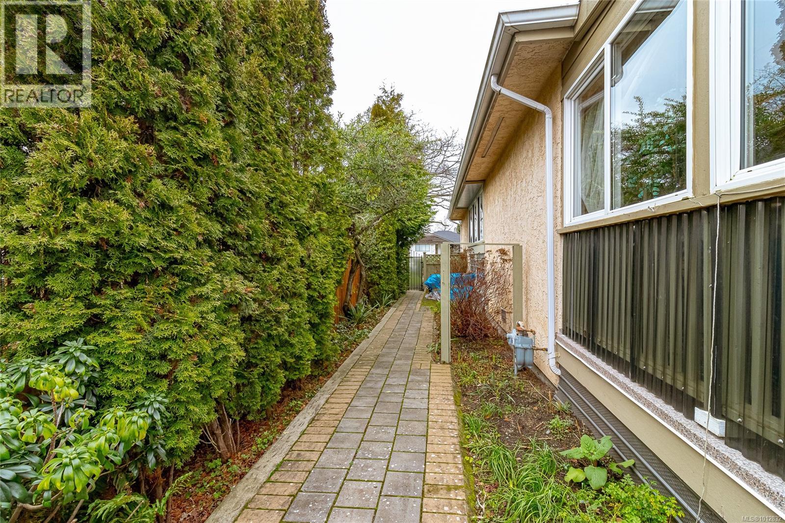  2735 Cadboro Bay Road, Oak Bay