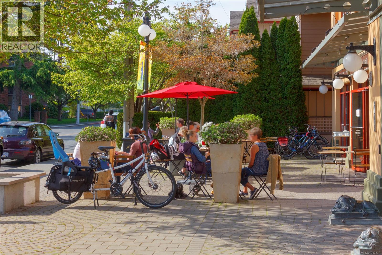  2735 Cadboro Bay Road, Oak Bay