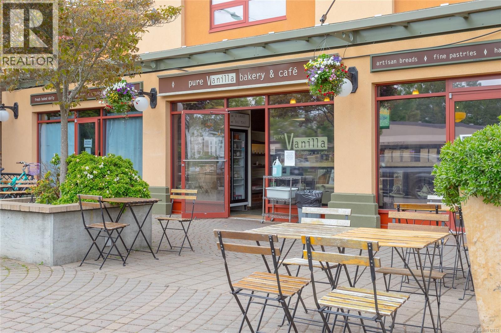 2735 Cadboro Bay Road, Oak Bay