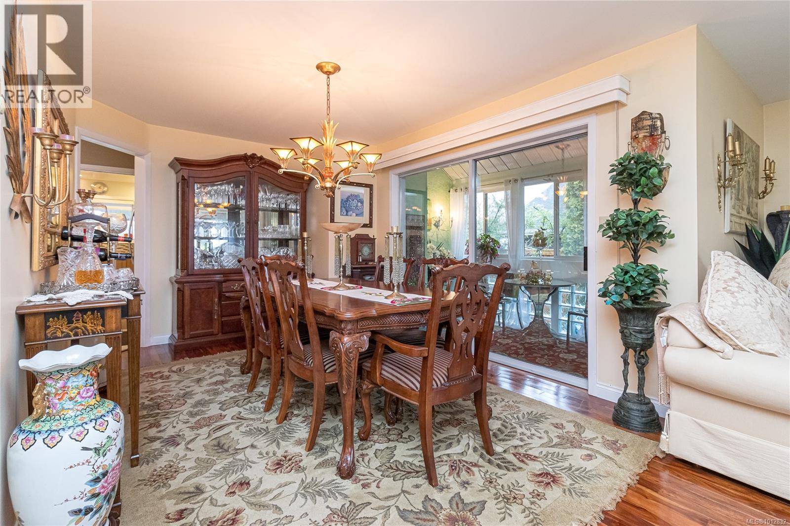  2735 Cadboro Bay Road, Oak Bay